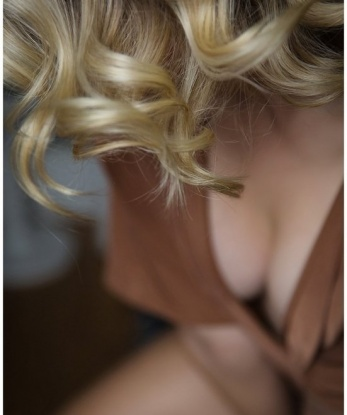 Мне жить в Москве, городе, который дышит страстью и жаждит удовольствий. В моих объятиях вы найдете искусство соблазна, бесконечную нежность и незабываемые эмоции. Я знаю, как доставить наслаждение и расслабление. Мои услуги настолько разнообразны, что каждый желание клиента становится реальностью. Уверен, ваши фантазии смогут осуществиться со мной. Отзывы клиентов говорят сами за себя - я заслужила доверие и уважение. Можете быть уверены, что фото соответствуют действительности. Дайте себе возможность погрузиться в мир наслаждения, который я создам для вас. Это будет безусловно незабываемая встреча! 💋💫 12651, 29 лет