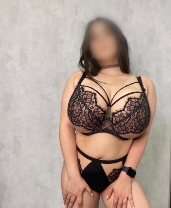 Я создам для тебя незабываемую атмосферу, в которой ты сможешь расслабиться и насладиться каждой секундой. Мои услуги включают классический и эротический массаж, интимные игры, оральный и классический секс. Я умею слушать и готова исполнить твои самые сокровенные желания. У меня есть отличные отзывы от предыдущих клиентов, которые подтверждают мою профессиональность и талант в удовлетворении мужских потребностей. Если ты хочешь провести незабываемое время со мной, приезжай ко мне в Москве. Увидимся скоро! 💋💃🏻🌹🔥🏙️ 9960, 25 лет